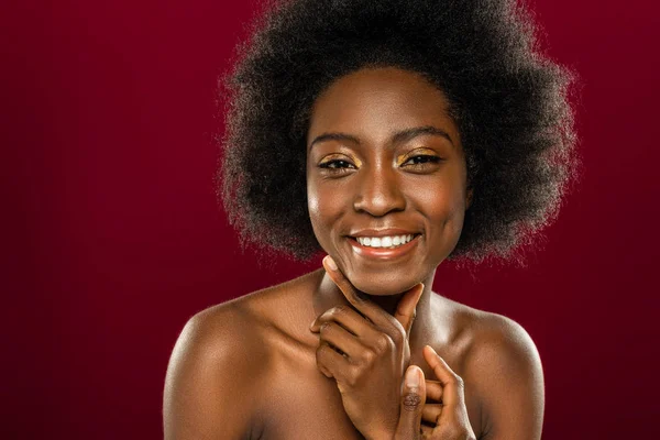 Feliz positivo mulher atraente tocando seu queixo — Fotografia de Stock