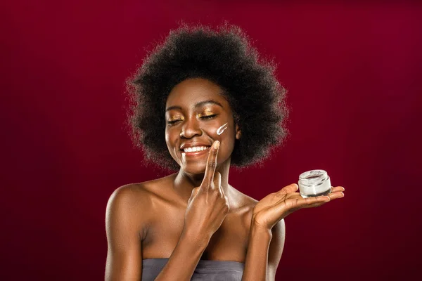 Encantada afro-americana se preocupando com sua pele — Fotografia de Stock