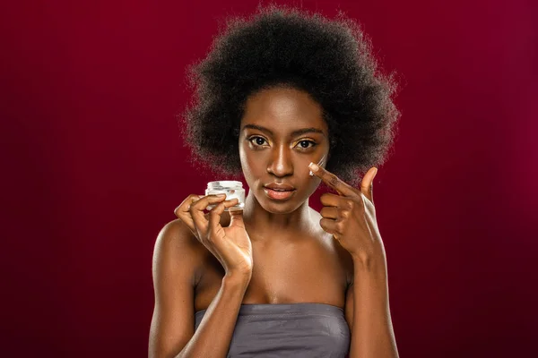 Mujer atractiva agradable usando cosméticos profesionales para la piel — Foto de Stock