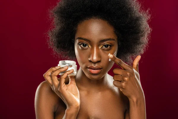 Portré egy szép afro-amerikai nő krém alkalmazása — Stock Fotó