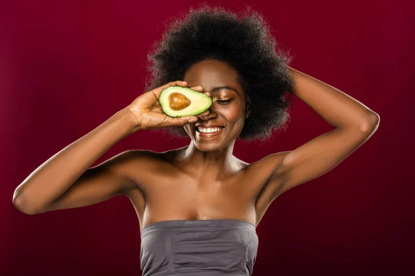 Encantada afro-americana mulher gostando de comer abacates — Fotografia de Stock