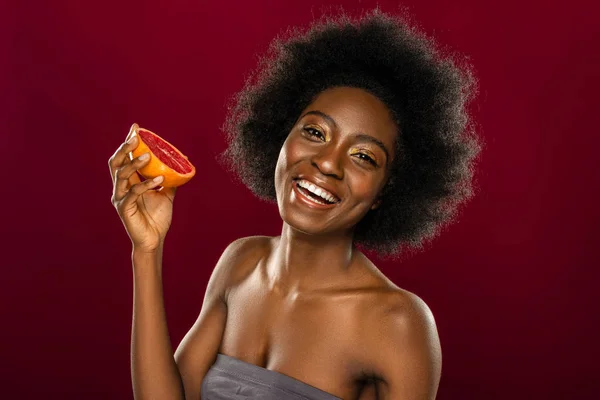 Positivo agradável afro americano mulher gostando de toranjas — Fotografia de Stock