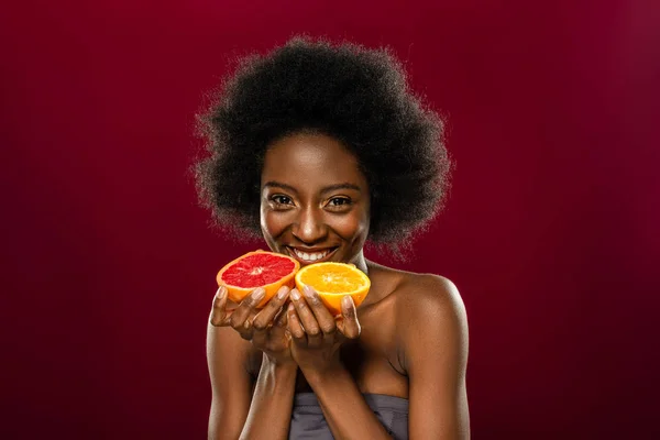 Mulher agradável alegre segurando frutas cítricas suculentas — Fotografia de Stock