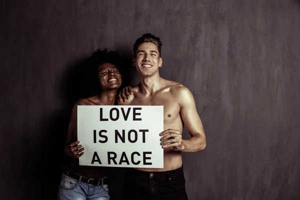 Feliz jovem casal multiétnico mostrando seu amor — Fotografia de Stock