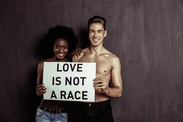 Positiv afro amerikansk kvinna som håller hennes pojkvänner skuldra — Stockfoto