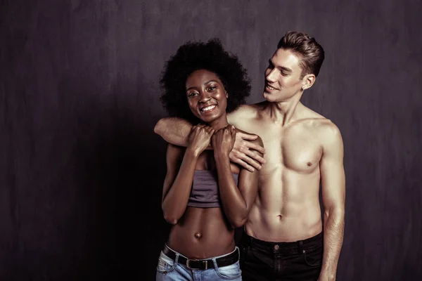 Vrolijke happy vrouw haar vriendjes handen aan te raken — Stockfoto