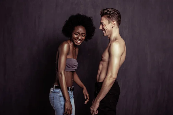 Alegre feliz bien parecido pareja riendo juntos —  Fotos de Stock