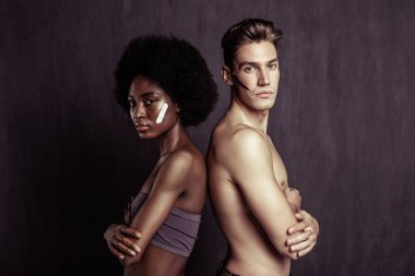 Çapraz duran ciddi çekici genç insanlar teslim