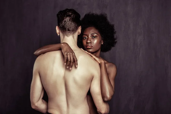 Mujer afroamericana seria de pie detrás de su novio —  Fotos de Stock