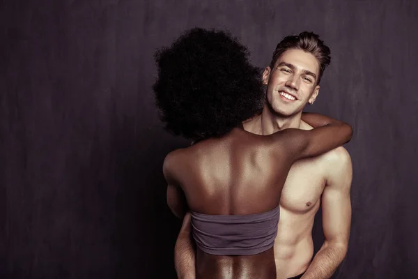 Encantado loira homem ter um relacionamento feliz — Fotografia de Stock