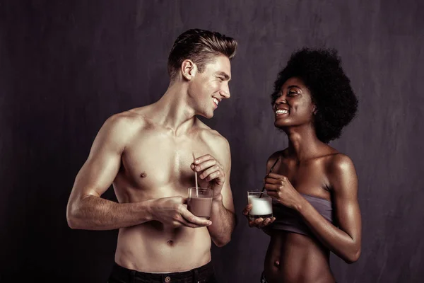 彼らの飲み物を楽しんで幸せな素敵な多文化カップル — ストック写真