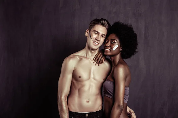 Felizes Juntos Encantado Casal Agradável Sorrindo Para Você Enquanto Está — Fotografia de Stock