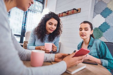 Smartphone ekrana bakarak ciddi genç kadın