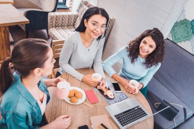 Masada olumlu güzel kadınların üstten görünüm