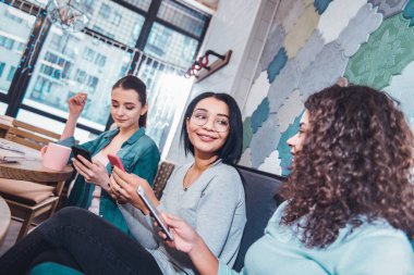 Güzel pozitif genç kadınlar onların araçları kullanma