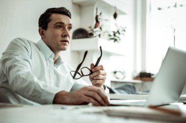 Derin düşünceler içinde olmak rüya gibi genç adam