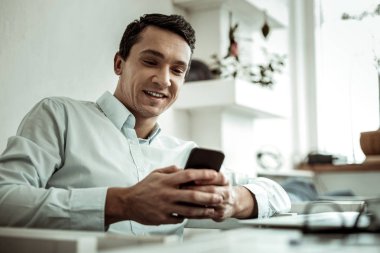 Onun ortağı ileti yazmakta memnun erkek kişi