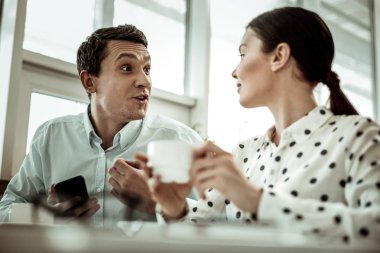 Neşeli genç adam ortağı ile konuşma