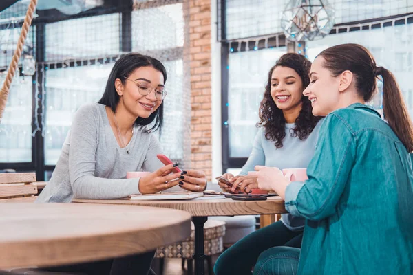 Erfreut schöne Frau im Gespräch mit ihren Freunden — Stockfoto