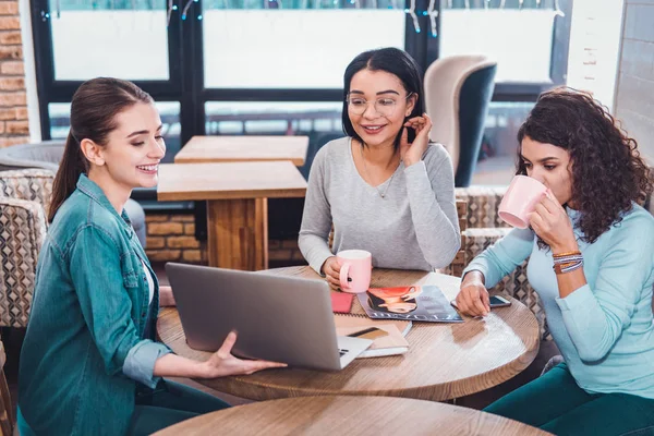 Positieve vrolijke vrouw haar ideeën presenteren aan collega — Stockfoto