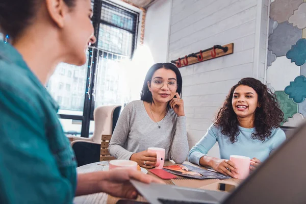 Blij mooie vrouwen die ideeën met elkaar delen — Stockfoto