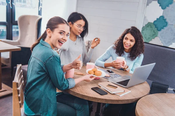 Gelukkig mooi positieve vrouw weergegeven: Ok gebaar — Stockfoto