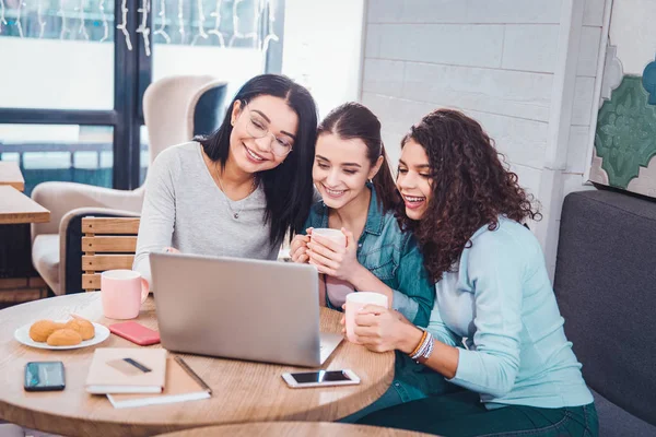 Vreugdevol verheugd vrouwen na een pauze van werken — Stockfoto