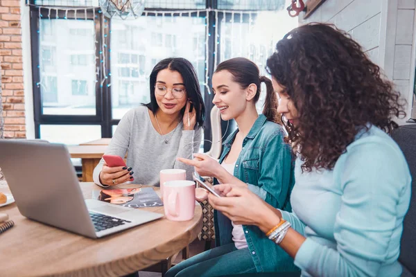 Alegres mujeres felices escuchando música nueva — Foto de Stock