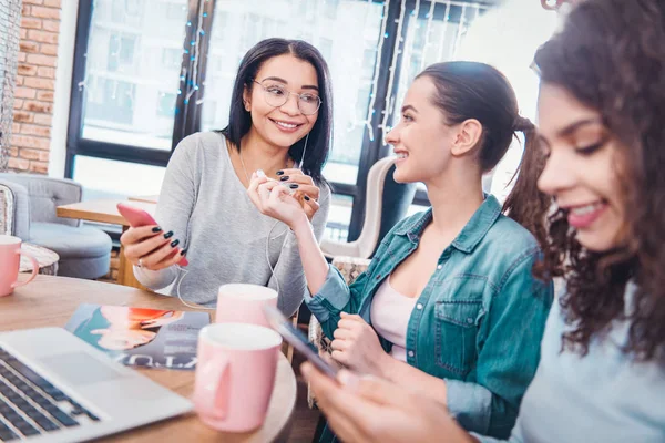 Vrolijke happy vrouw nemen hoofdtelefoon van haar vriend — Stockfoto