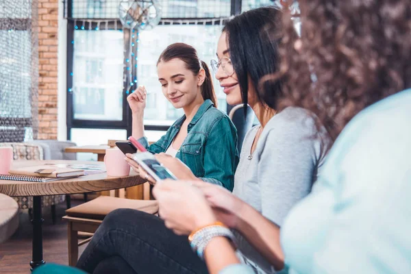 Fröhliche nette Frauen, die in den sozialen Medien chatten — Stockfoto