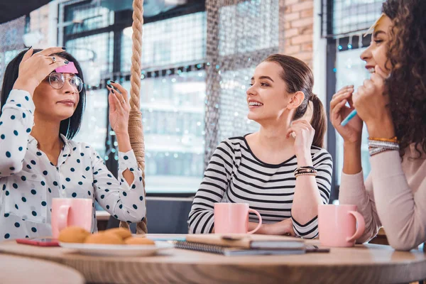 Belle femme intelligente jouant à un jeu de devinettes avec un ami — Photo