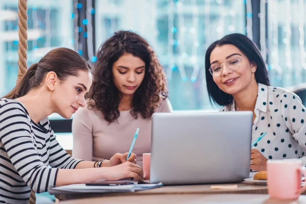 Mujeres inteligentes inteligentes trabajando juntas en equipo — Foto de Stock