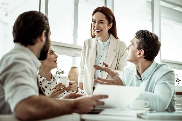 Mulher feliz comunicando com seus colegas — Fotografia de Stock