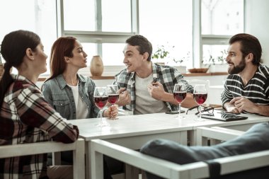 Harcama duygusal iş arkadaşlarınızla birlikte kafede duraklatma