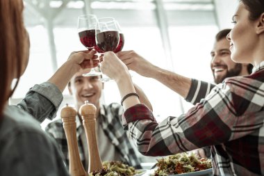 Olumlu memnun genç insanlar başarılarını kutluyor