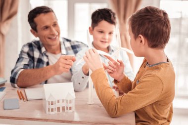 Küçük sarışın çocuk babası ve kardeşi katılmadan