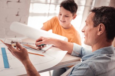 Koyu renk saçlı üvey baba onun oğlu geometri öğretim