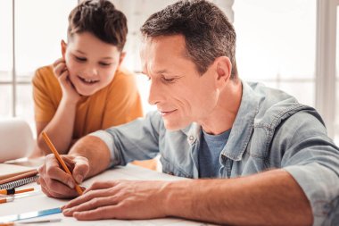 Koyu renk saçlı baba ile birlikte onun geometrik şekiller çizim çocuğu evlat edindi.