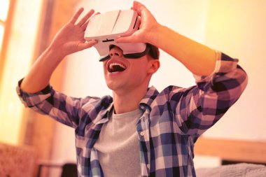 VR evde keşfetmek hayret yakışıklı adam