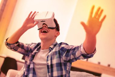 Çekici erkek VR evde keşfetmek kapılmış