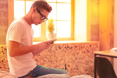 Tipik haber evde akıllı güzel adam