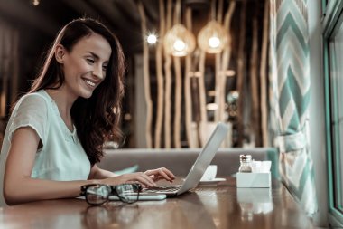 Güzel esmer kadın zevk Cafe ile çalışma