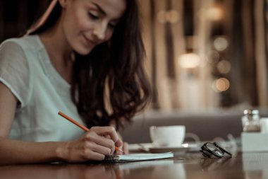 Esmer selam kafa bildirimleri yazarken konsantre