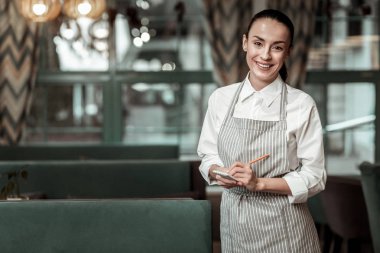 Mutlu genç işçi onu ziyaretçiler hizmet edecek