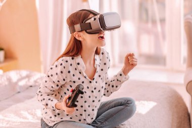 Genç kadın video oyun Vr gözlük