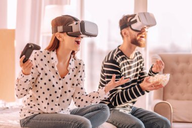 Evde verici bir film izlerken neşeli arkadaşları