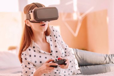 Gamepad ile bilgisayar oyunu oynamak tutan güzel kadın