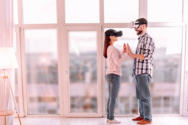 Hoş erkek ve kadın birlikte ellerini koyarak