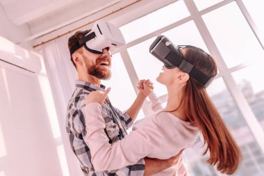 Neşeli sevgiliyi Vr gözlükte taşıma