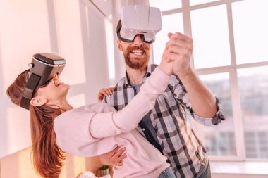 Güzel çift sanal gerçeklik cihazlar ile dans